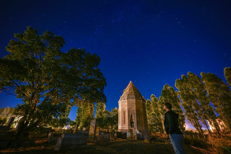 Gökyüzünde şölen Perseid meteor yağmuru ve Güneş tutulması