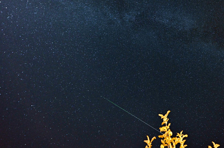 Gökyüzünde şölen Perseid meteor yağmuru ve Güneş tutulması