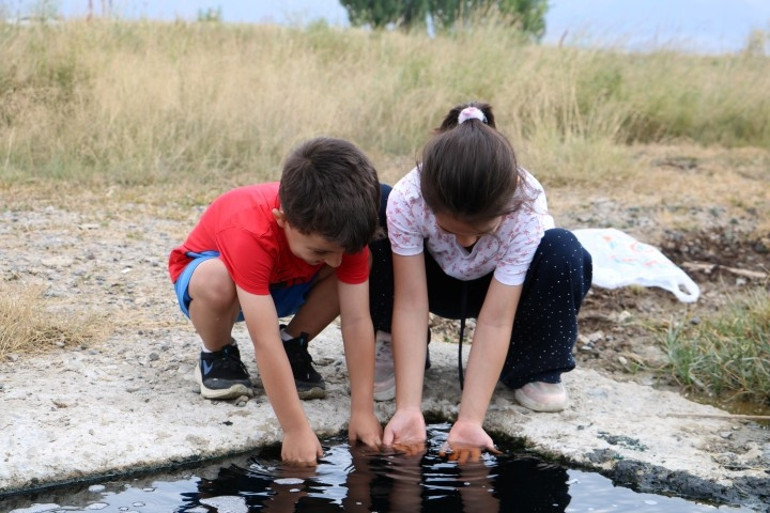 Erzurumdaki gizemli kuyu: Köpüğü mavi alevle yanıyor, cildi yumuşatıyor