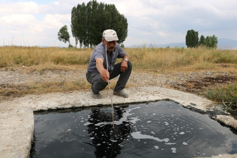 Erzurumdaki gizemli kuyu: Köpüğü mavi alevle yanıyor, cildi yumuşatıyor
