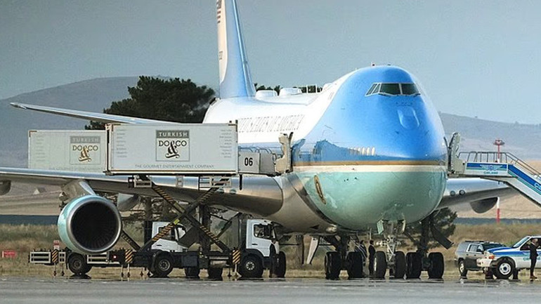 Trumpın nefes kesen kaçış operasyonu: Detaylar ortaya çıktı ABD Başkanı yemek kamyonuyla uçak değiştirmiş