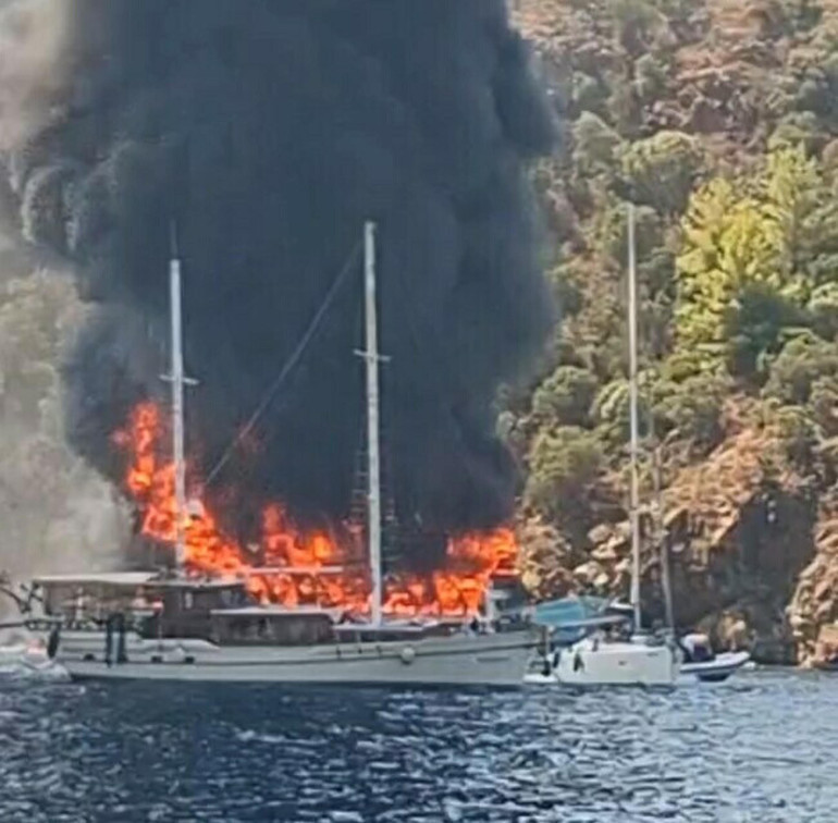 Gezi teknesi alev aldı: 115 yolcu suya atladı 6 Fethiyede gezi teknesi alev aldı: 115 yolcu suya atladı