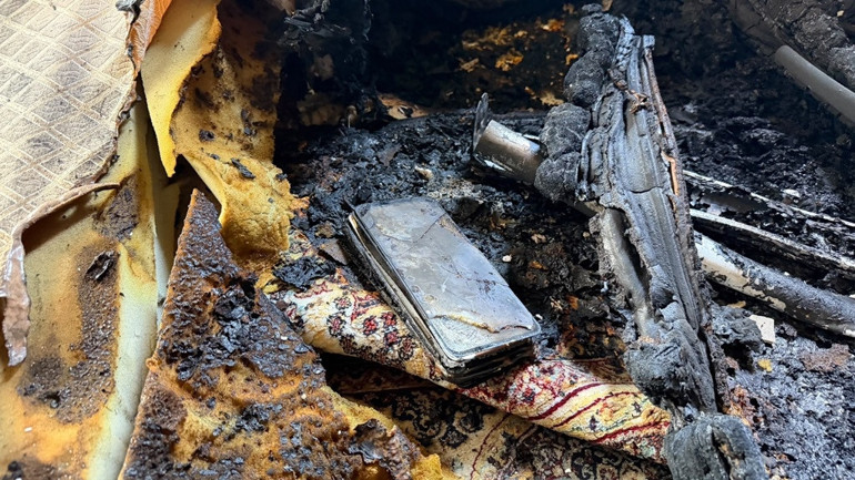 Şarjda bile değildi, bir anda bomba gibi patladı: Telefonlardaki gizli tehlike Kullanıcılar mı hatalı yoksa cihazlar mı sorunlu