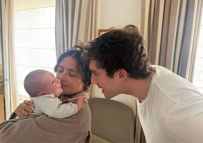 Üvey de olsa o artık bir babaanne... Ünlü oyuncunun kucağına bebeği tutuşturdular: İşte torunun, doya doya sev