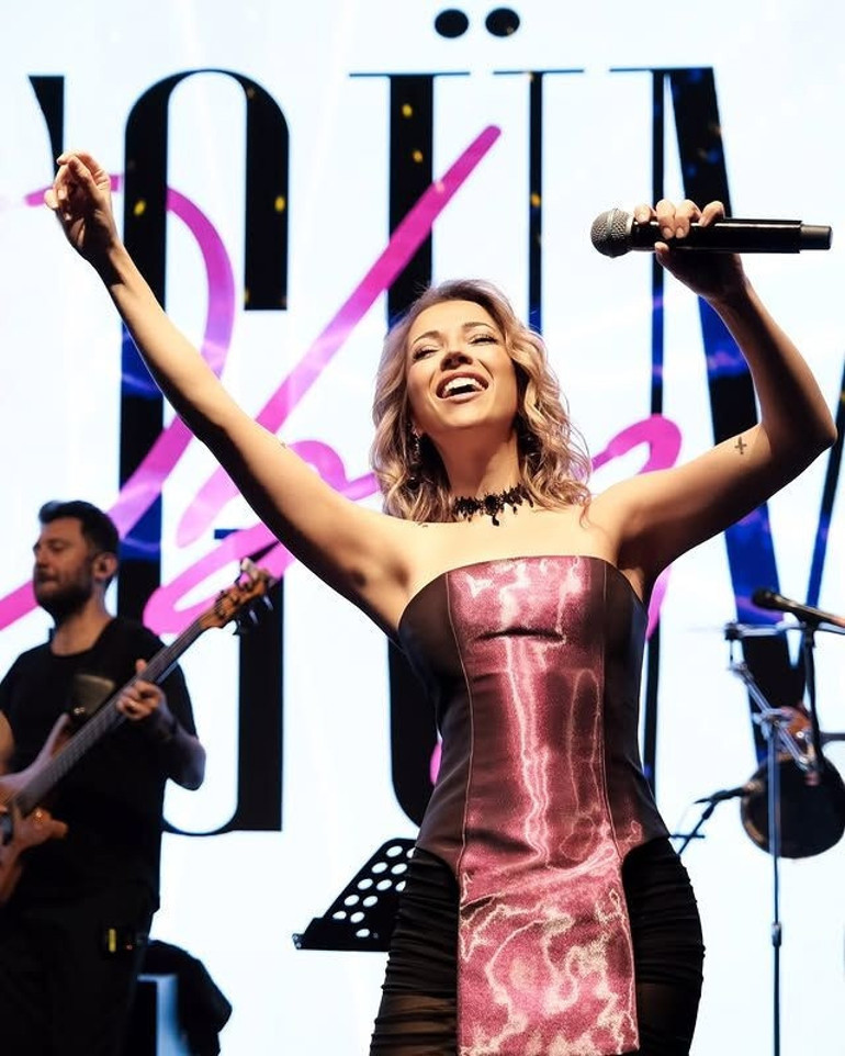 Alkışlarla sahneye…