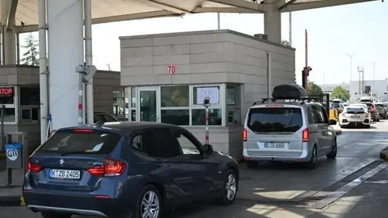 Yıllık izinleri biten gurbetçilerin dönüş yolculuğu sürüyor: Sınır kapılarında yoğunluk
