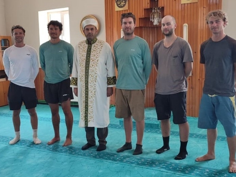 Sivasta köylülerin misafirperverliğinden etkilenen 5 Yeni Zelandalı turist Müslüman oldu