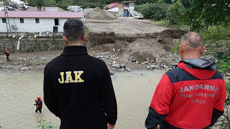 Giresun’da sel felaketi: Kayıp dayı ve yeğeni arama çalışmaları devam ediyor