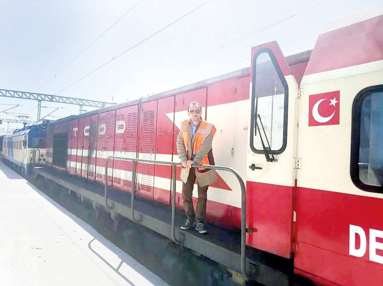 Raylardan sahneye son istasyon perde