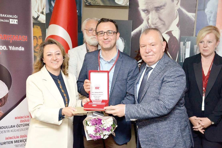 Raylardan sahneye son istasyon perde