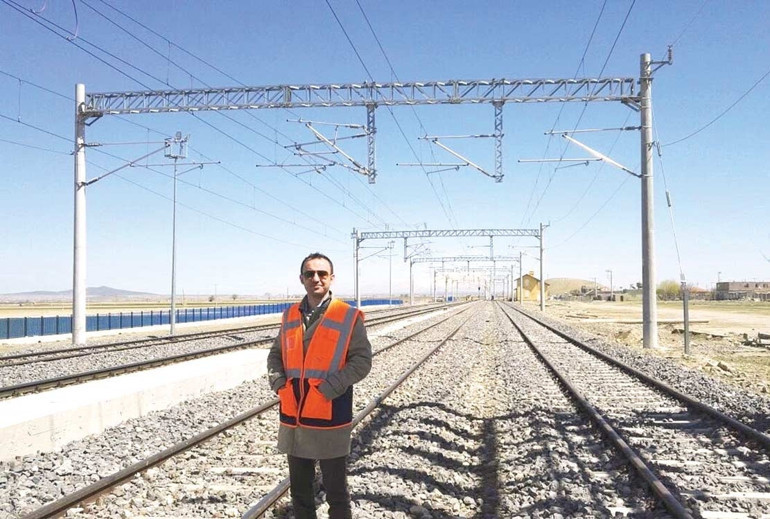 Raylardan sahneye son istasyon perde