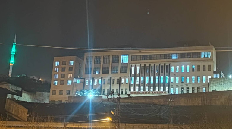 Evine girmek için itfaiyeden yardım istemişti