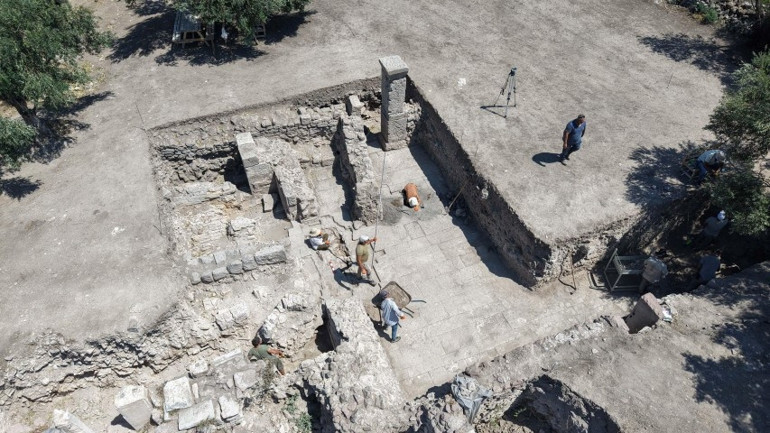 Apollon Smintheusta antik hamamın soğuk su havuzları ve soyunma odası gün yüzüne çıkarılıyor