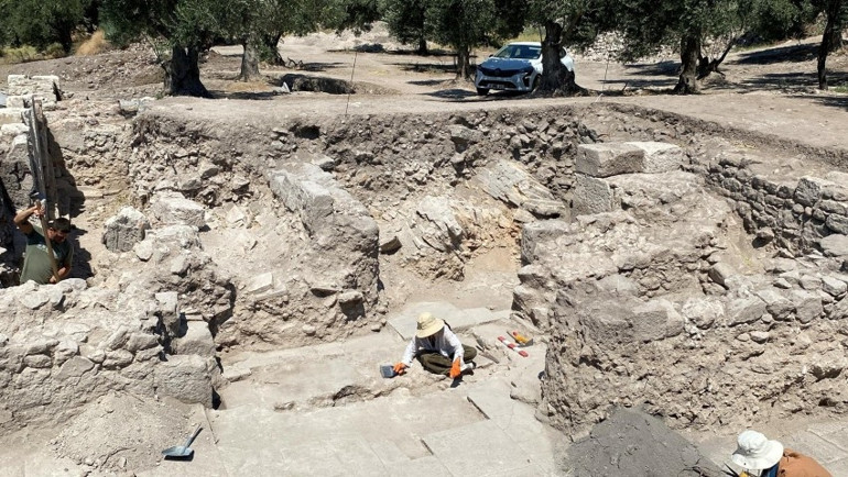 Apollon Smintheusta antik hamamın soğuk su havuzları ve soyunma odası gün yüzüne çıkarılıyor