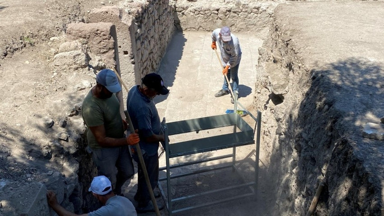Apollon Smintheusta antik hamamın soğuk su havuzları ve soyunma odası gün yüzüne çıkarılıyor