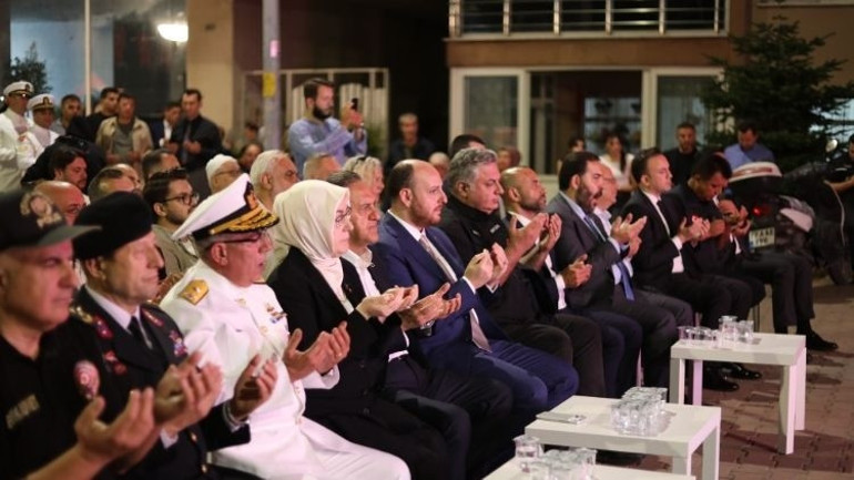 27 yıldır dinmeyen acı... 17 Ağustos Marmara Depreminde hayatını kaybedenler anıldı