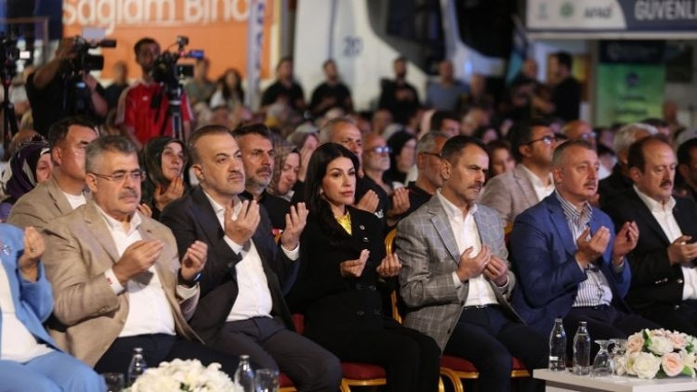 27 yıldır dinmeyen acı... 17 Ağustos Marmara Depreminde hayatını kaybedenler anıldı
