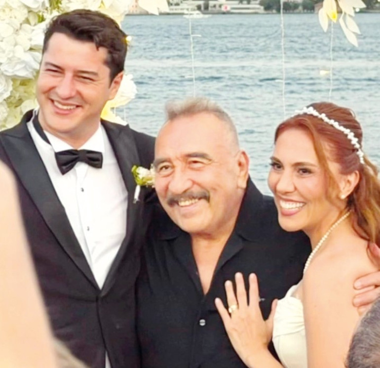 Ümit Besenin kızı evlendi... Uçağı kaçırdı, nikâha yetişemedi