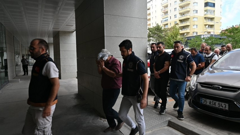 Parçalara ayırıp çöp poşeti ile saklamışlar 12 yıllık sır, ev sahibinin aramasıyla ortaya çıktı
