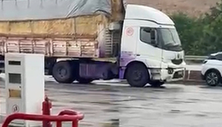 Antalyada boya yüklü TIRın devrildiği yoldan geçen araçlar mora boyandı