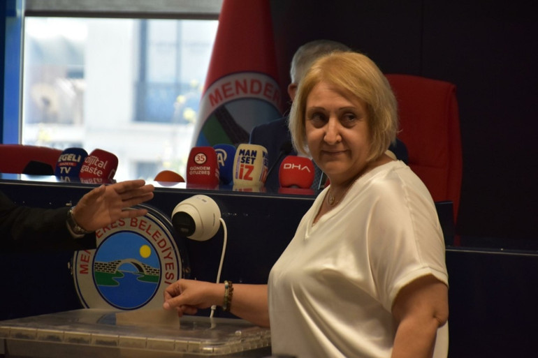 Menderes Belediyesindeki seçimi AK Parti kazandı | Tansiyon yükseldi, gruplar arasında arbede çıktı