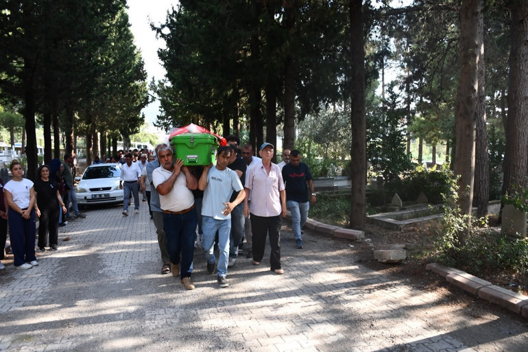  Yaşam mücadelesini kaybeden Ecem, gelinliğiyle son yolculuğuna uğurlandı