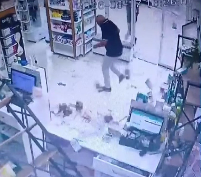 Malatyada fırtınada eczanenin camları patladı; panik anları kamerada