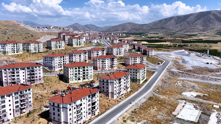 Evlerine kavuşan aileden dikkat çeken sözler: Devletin büyüklüğünü burada gördük