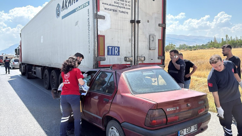 TIR’a arkadan çarpan otomobilin sürücüsü hayatını kaybetti