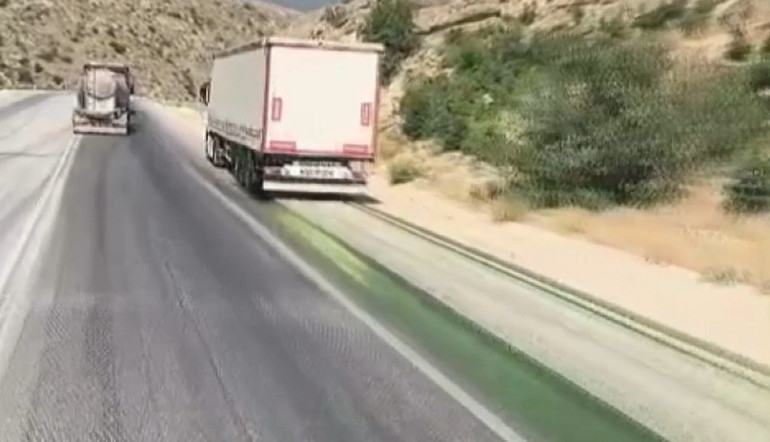 TIRdan yola dökülen boya arkadan gelen araçları mora boyadı
