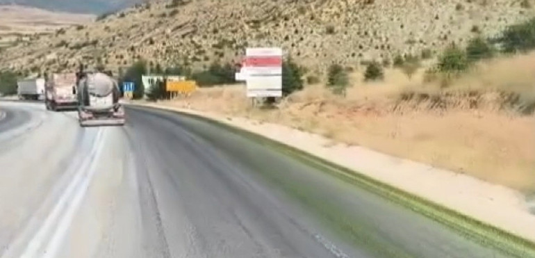 TIRdan yola dökülen boya arkadan gelen araçları mora boyadı