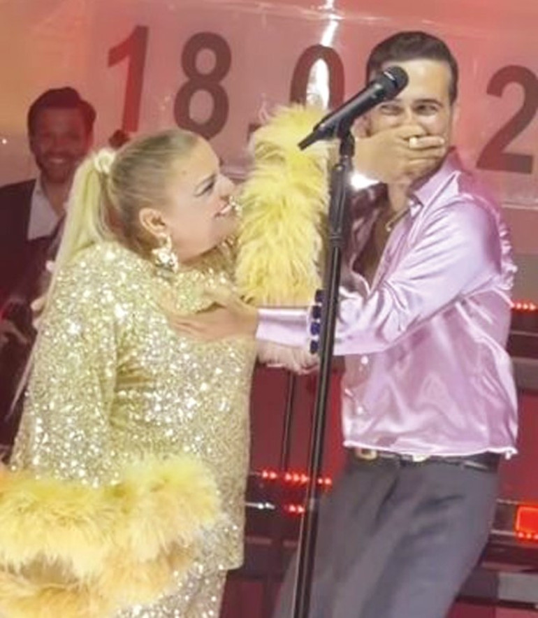 Konser arasında bıyıklar kesildi