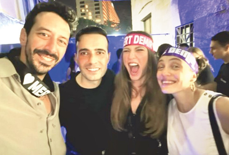 Konser arasında bıyıklar kesildi