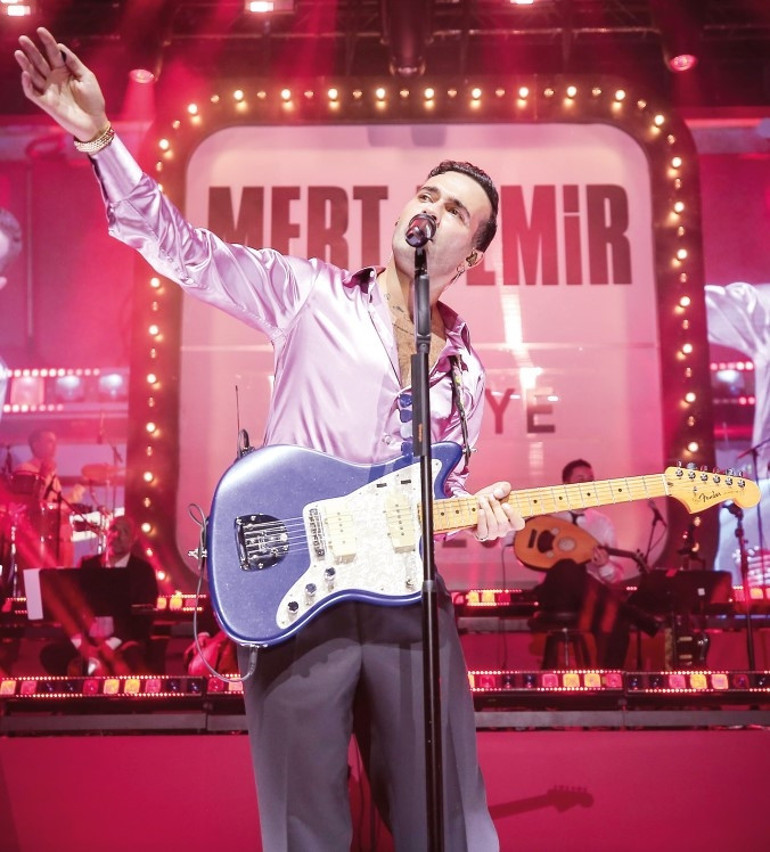 Konser arasında bıyıklar kesildi