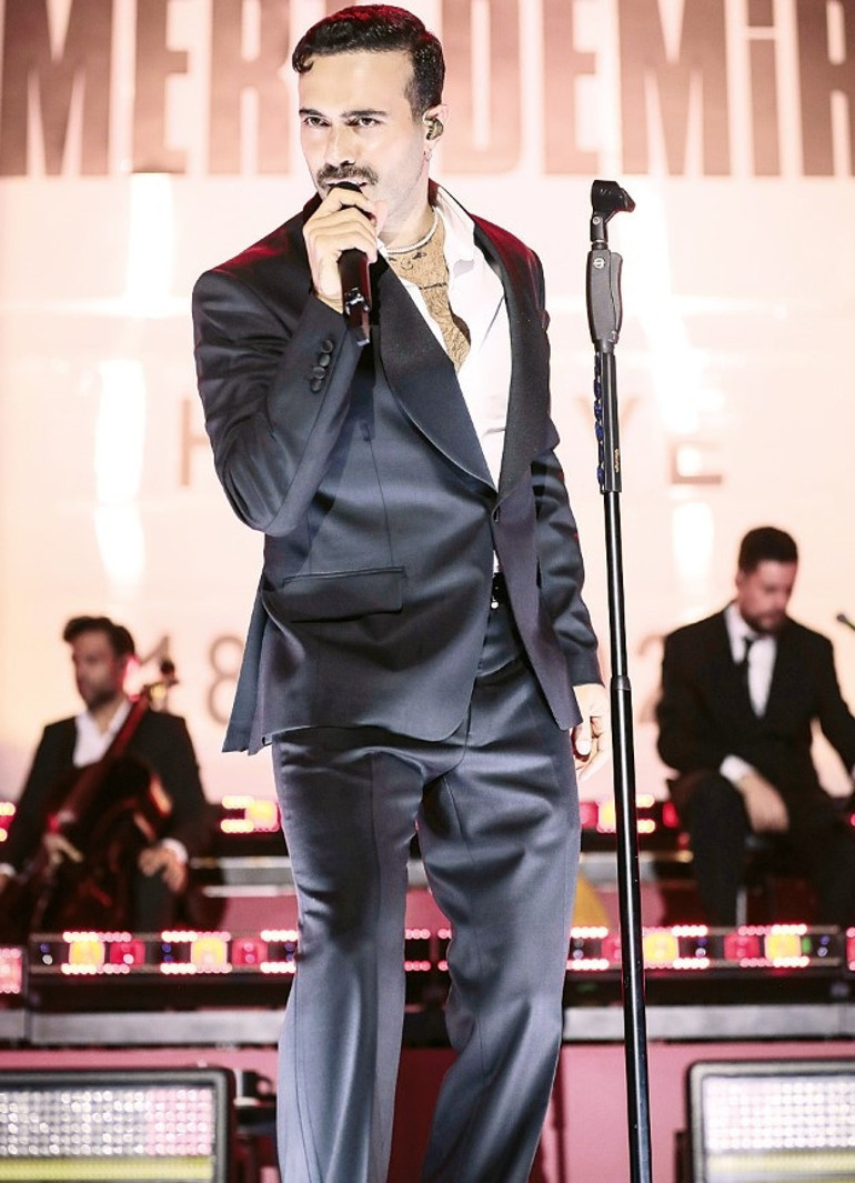 Konser arasında bıyıklar kesildi