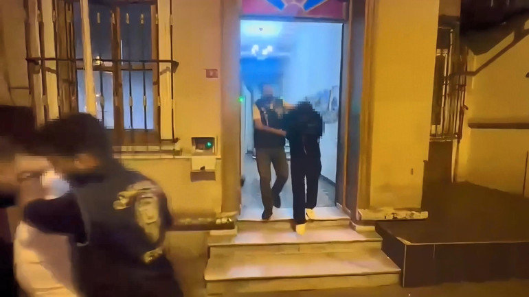 Beyoğlunda ressamın evini yakan havai fişek olayı kamerada 4 şüpheli serbest bırakıldı