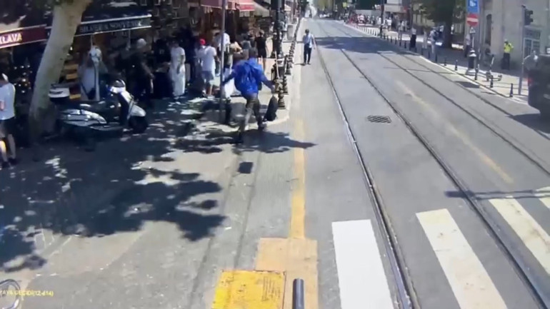 Fatih’te camide namaz kılan kişinin çantasını çalan şüpheli tutuklandı