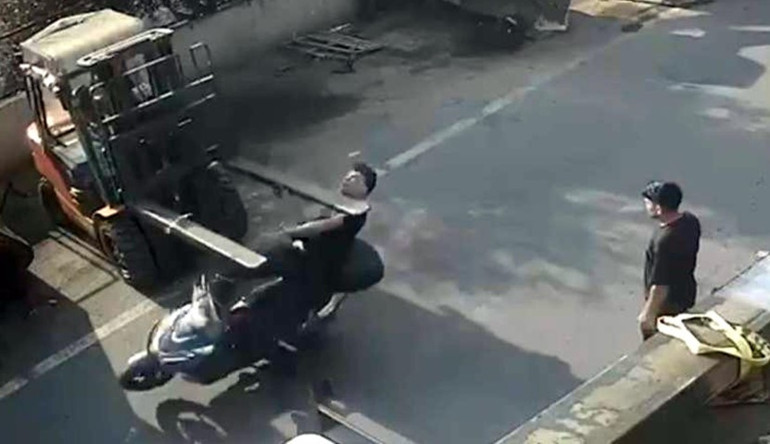  Forklifte çarpan motosikletli genç kamerada