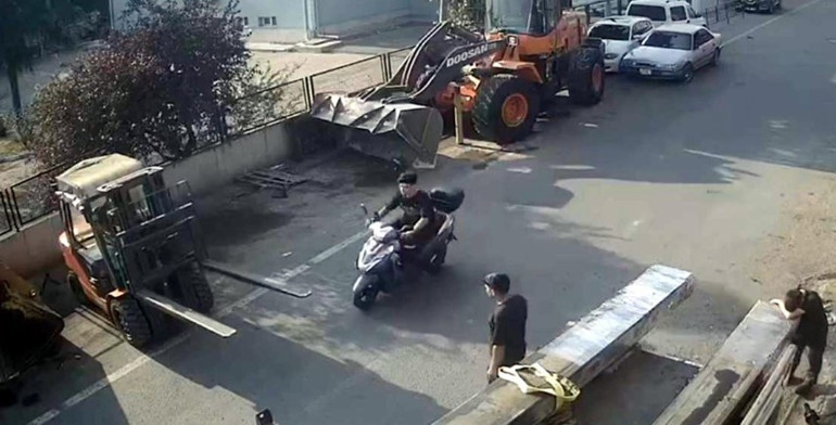  Forklifte çarpan motosikletli genç kamerada