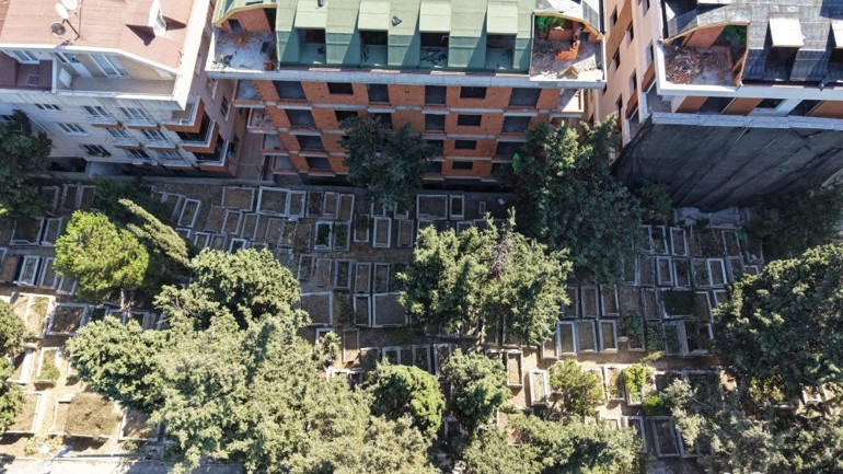 İstanbulda mezarlık manzaralı sıfır daireler Akıllara durgunluk verecek bir bina, ilk gördüğümde şoka girdim