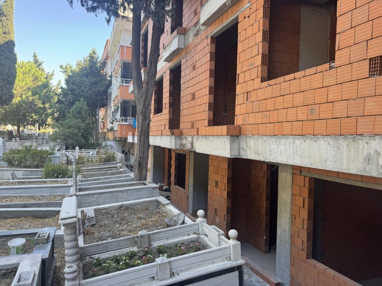 İstanbulda mezarlık manzaralı sıfır daireler Akıllara durgunluk verecek bir bina, ilk gördüğümde şoka girdim