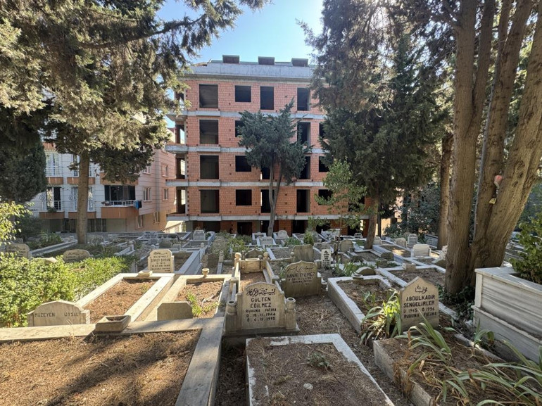 İstanbulda mezarlık manzaralı sıfır daireler Akıllara durgunluk verecek bir bina, ilk gördüğümde şoka girdim