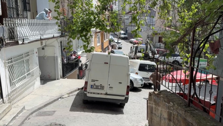 Beyoğlunda yokuştan kayan kargo aracının çarptığı otomobil askıda kaldı