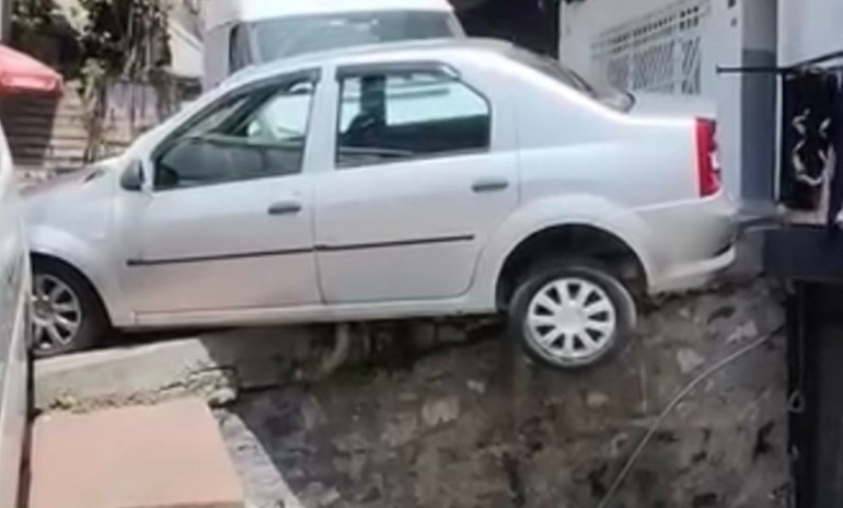 Beyoğlunda yokuştan kayan kargo aracının çarptığı otomobil askıda kaldı