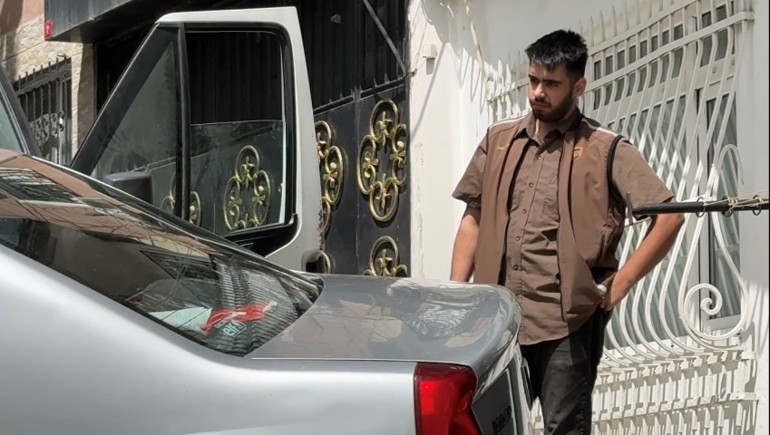Beyoğlunda yokuştan kayan kargo aracının çarptığı otomobil askıda kaldı
