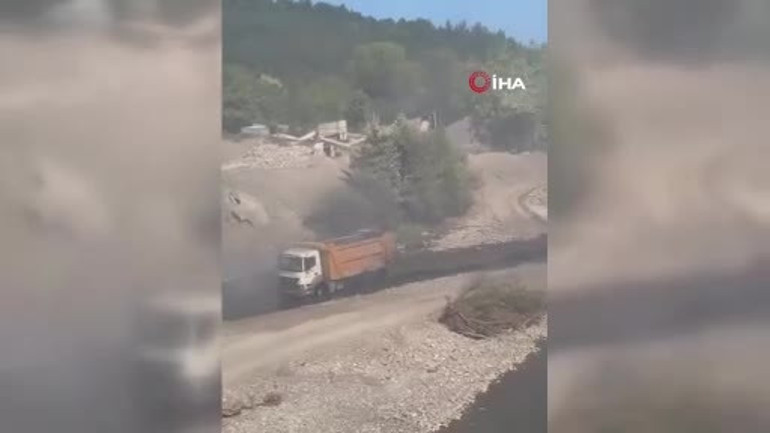 Balataları yanan kamyonu dereye sürerek kurtardı