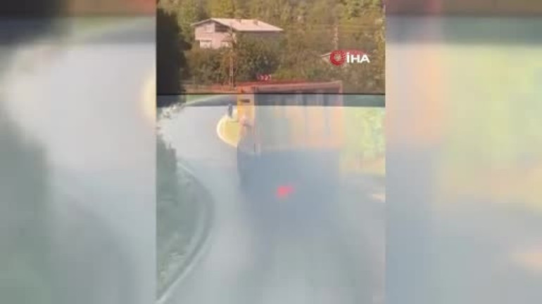 Balataları yanan kamyonu dereye sürerek kurtardı