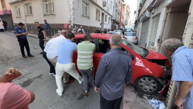 Araç, binanın girişine çarptı