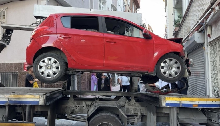 Araç, binanın girişine çarptı