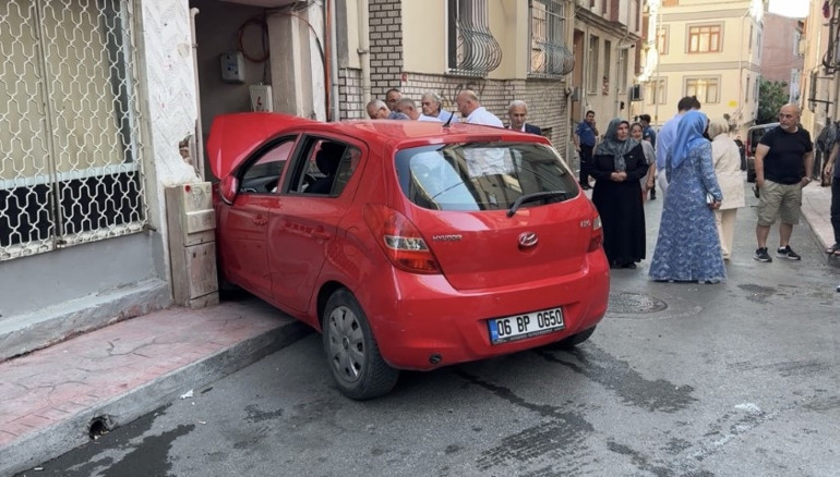 Araç, binanın girişine çarptı